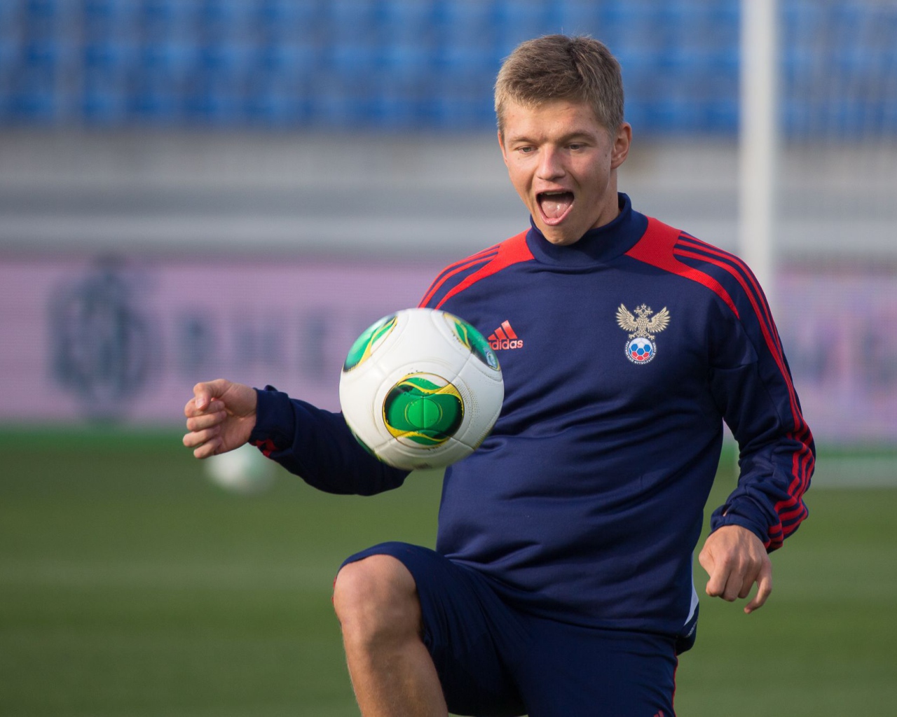 Полузащитник сборной России Олег Шатов