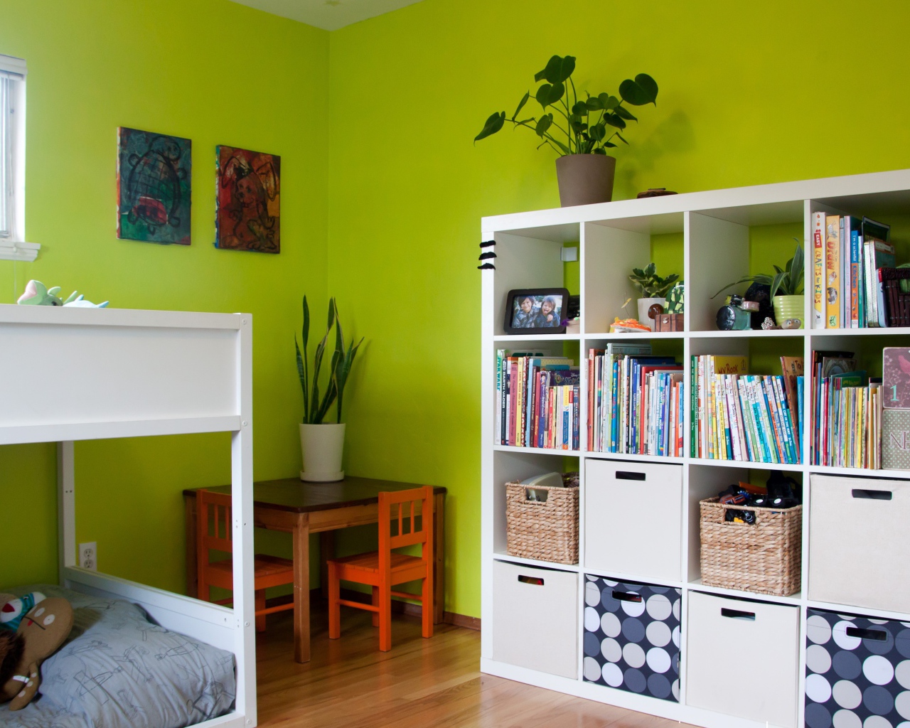 Полки в детской комнате