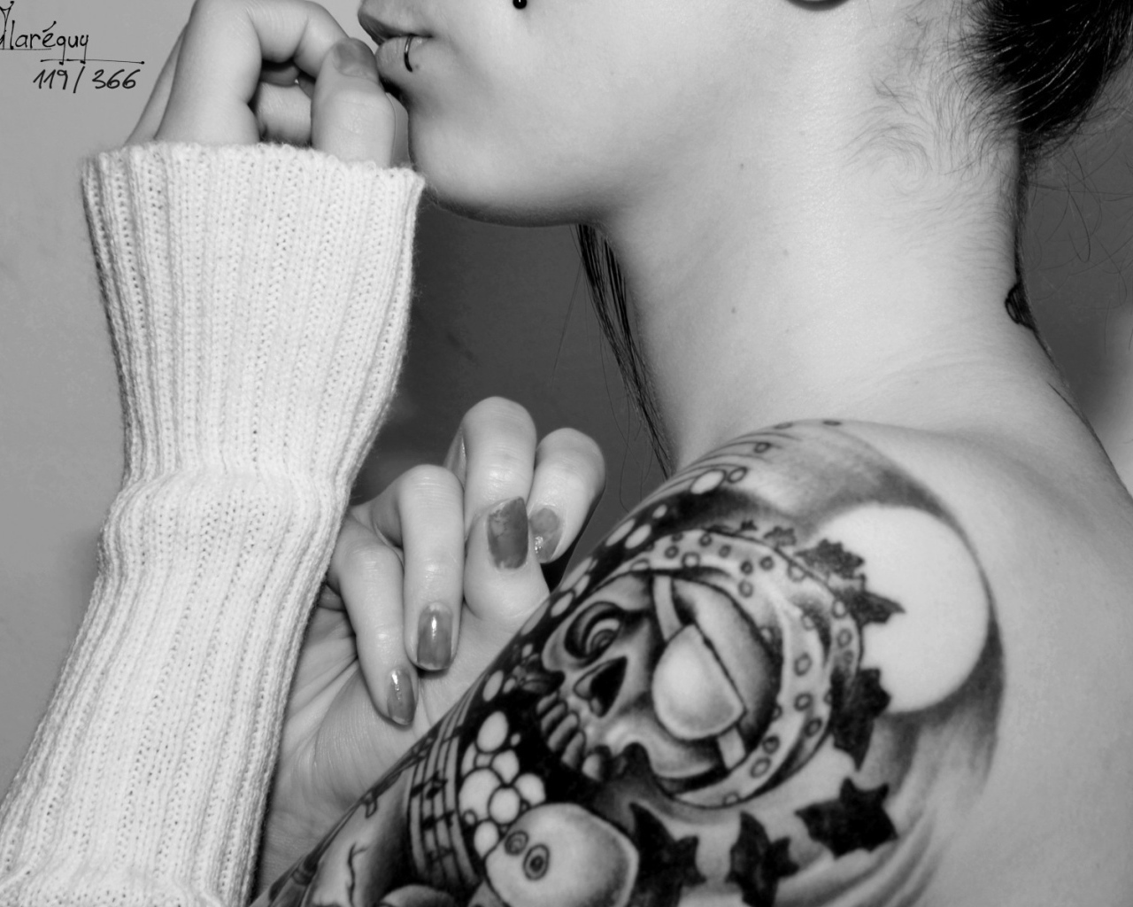 Татуировка на плече девушки