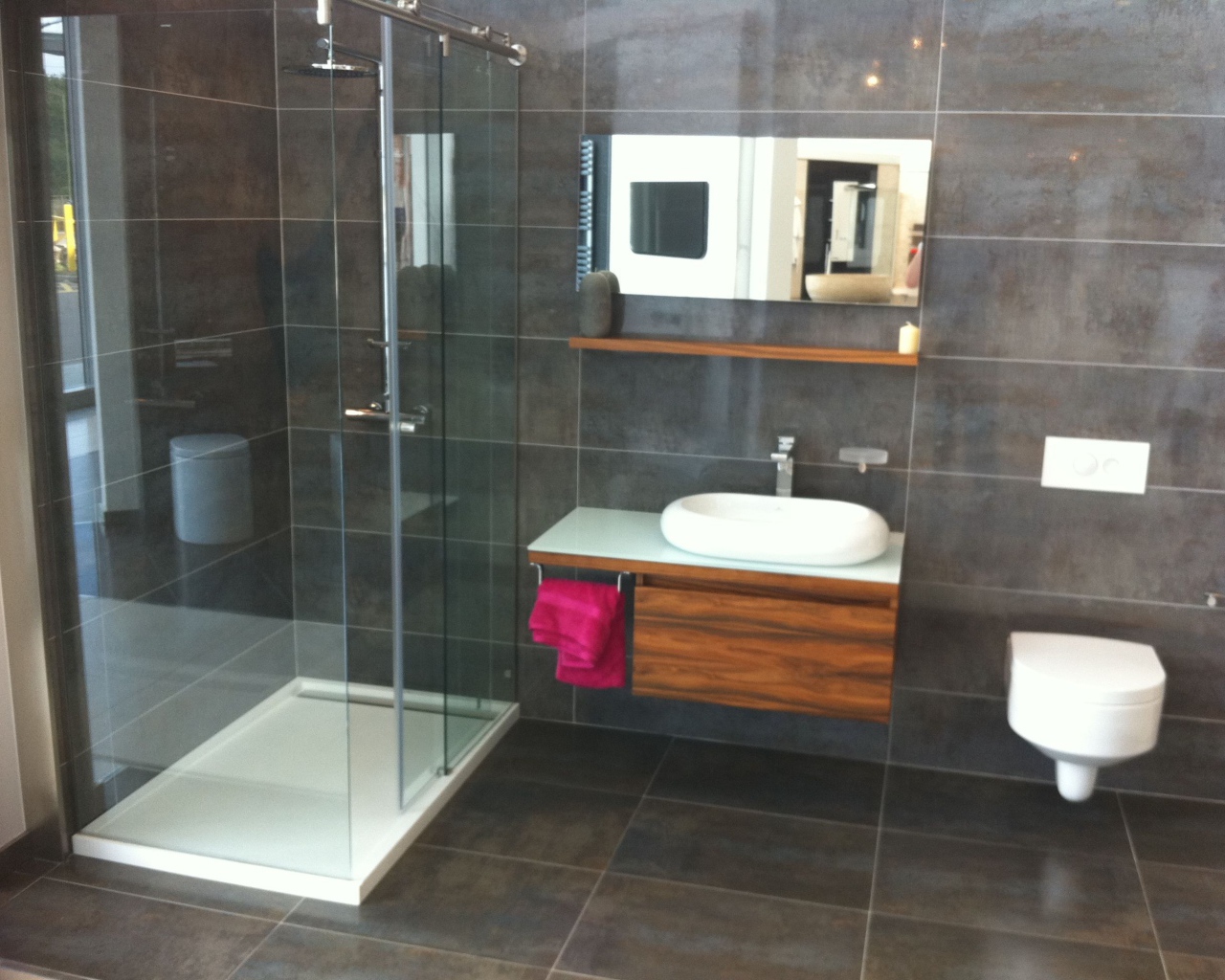 Душевая кабина и раковина