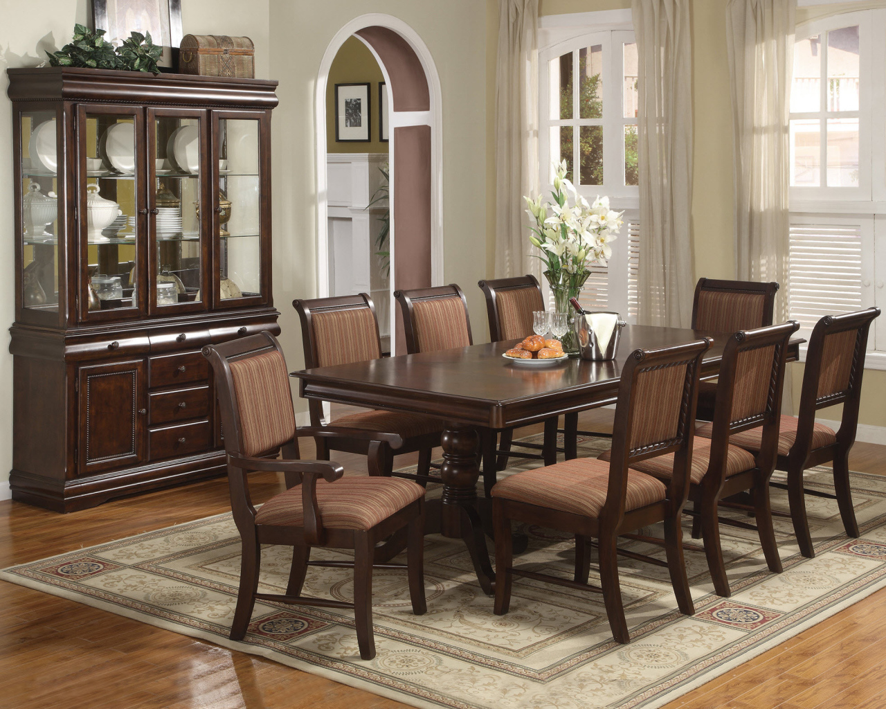 Сервант с посудой в столовой