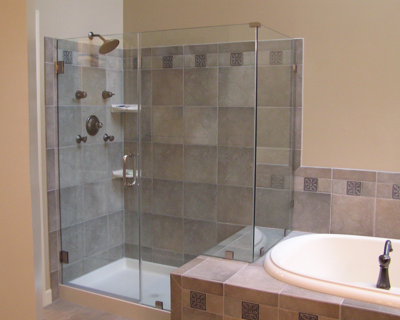 Раковина рядом с душевой кабиной