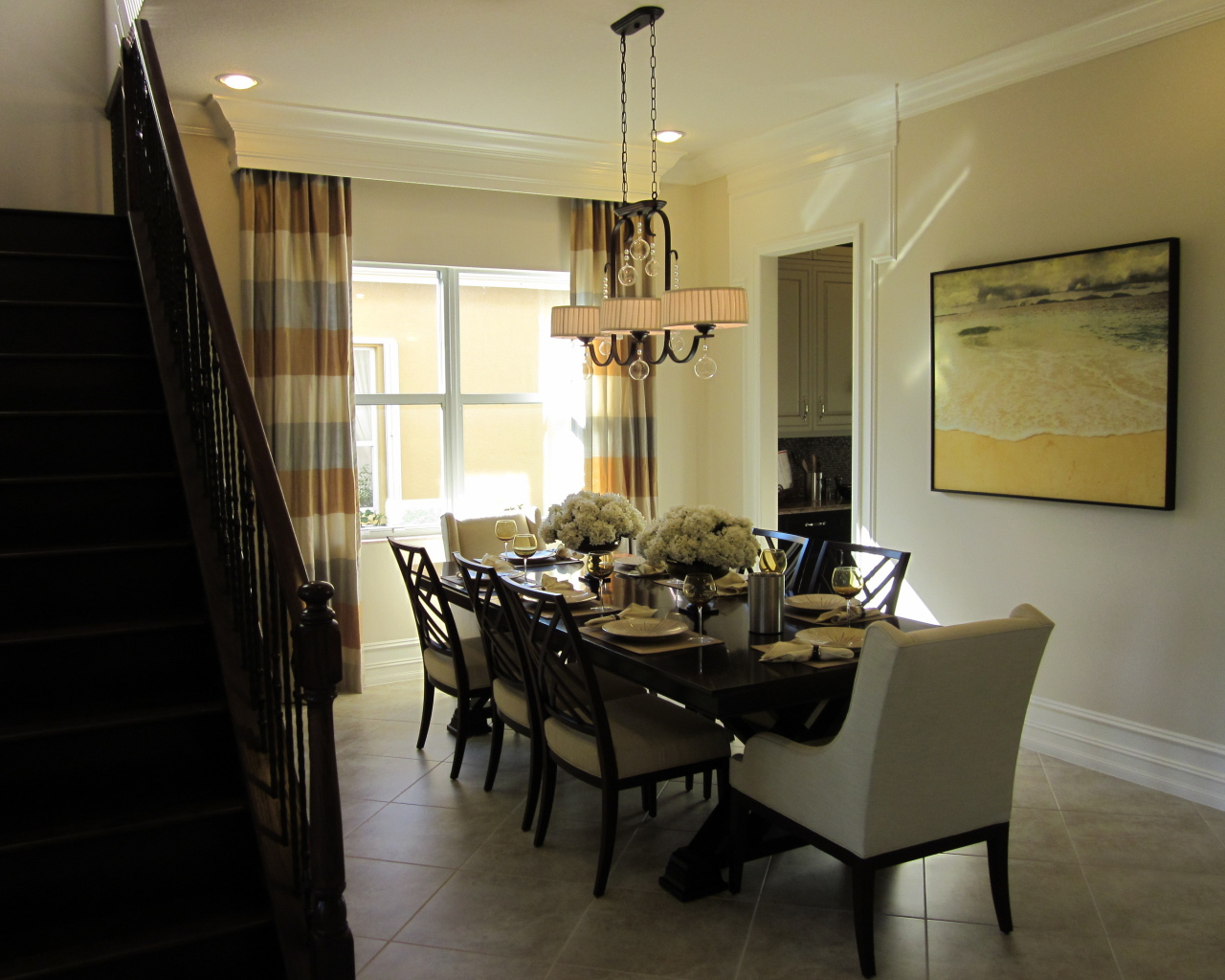 Небольшая уютная столовая