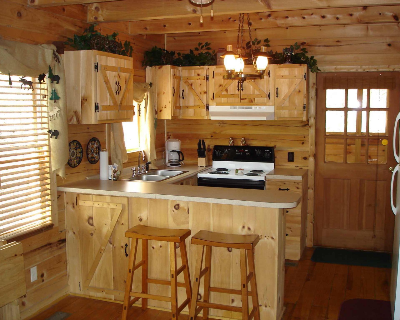 Небольшая деревянная кухня