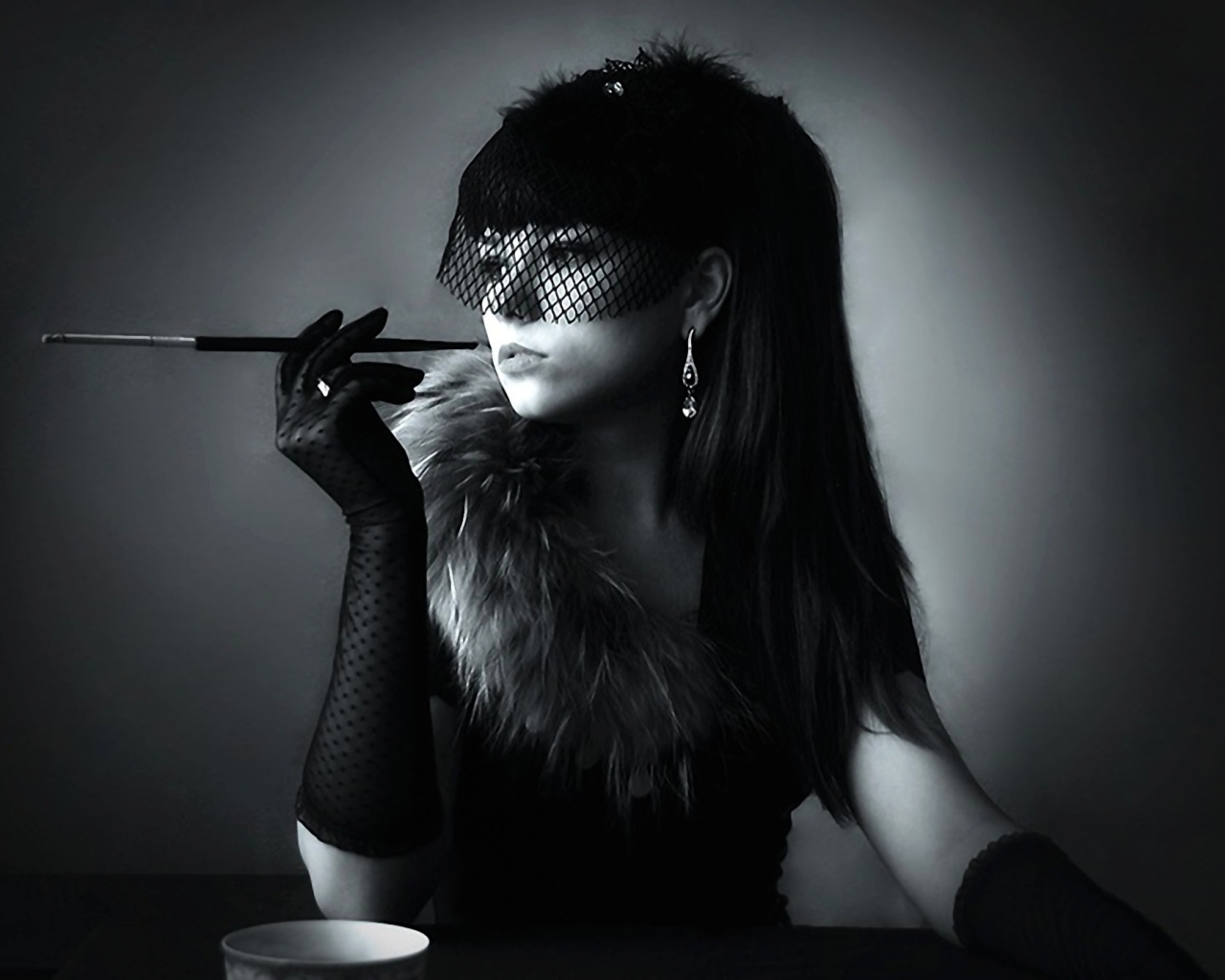 Курящая девушка в стиле ретро