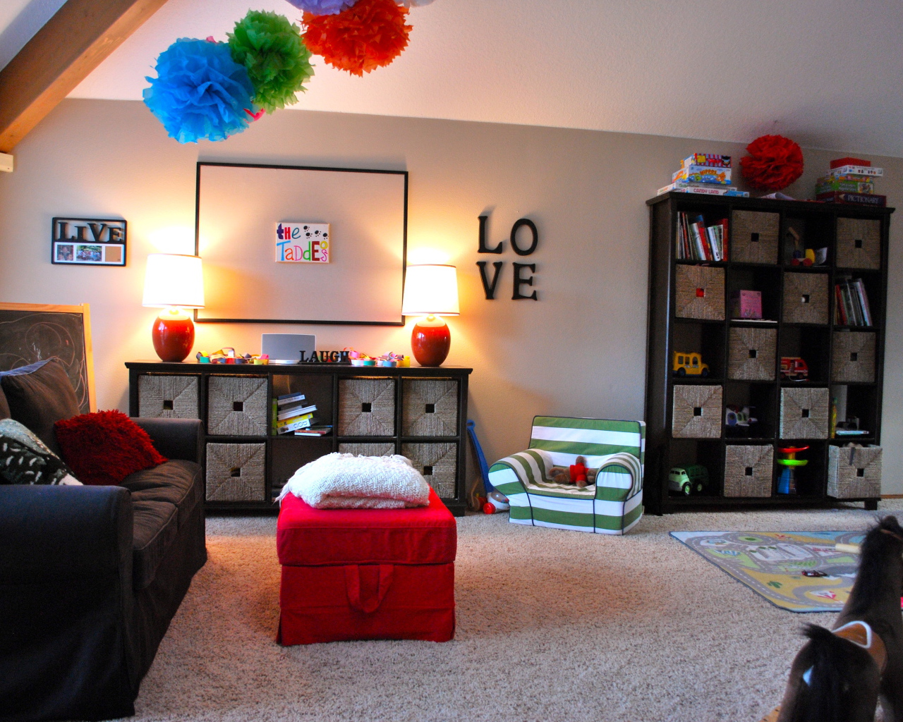 Диван в детской комнате