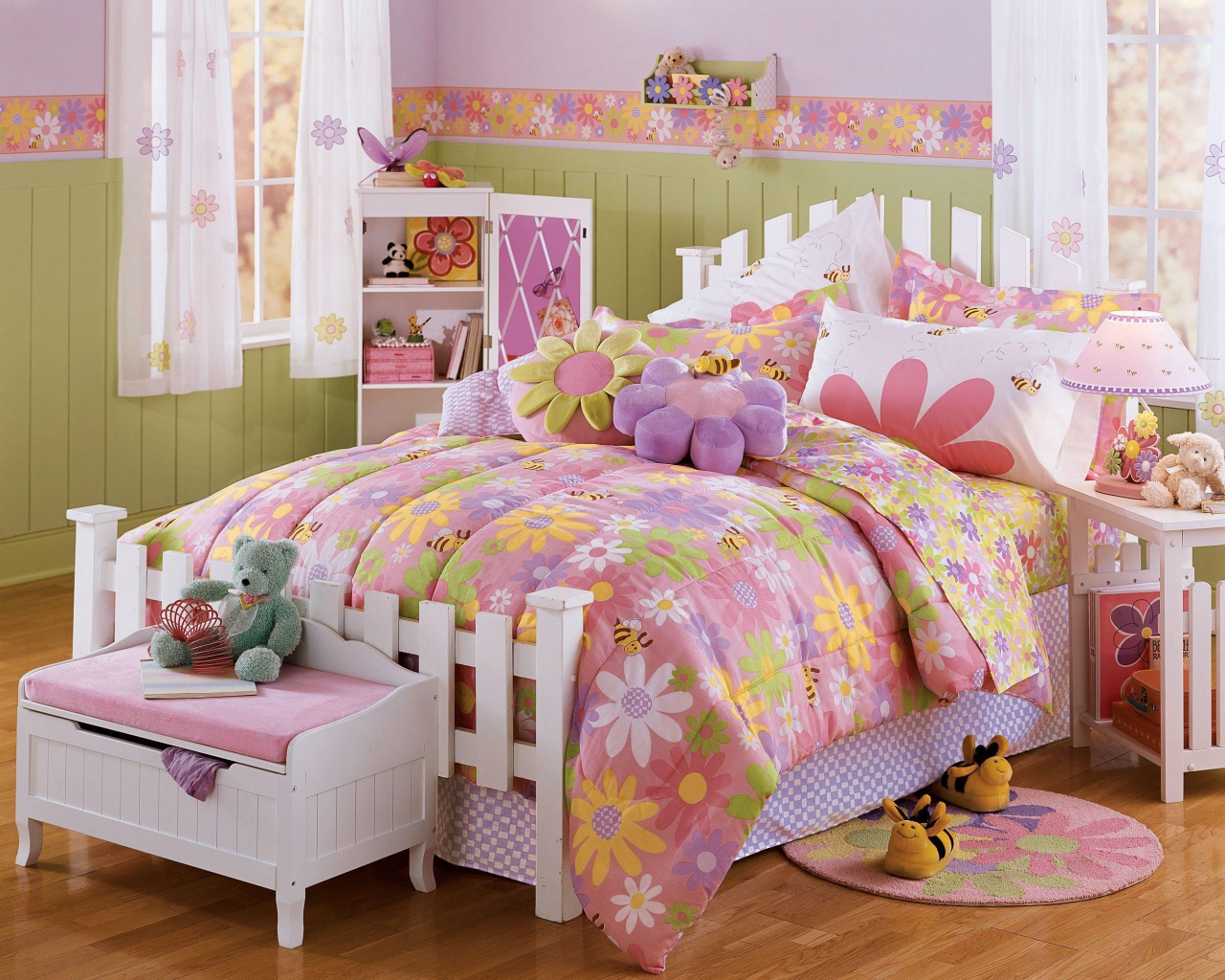 Мягкие игрушки на кровати в детской
