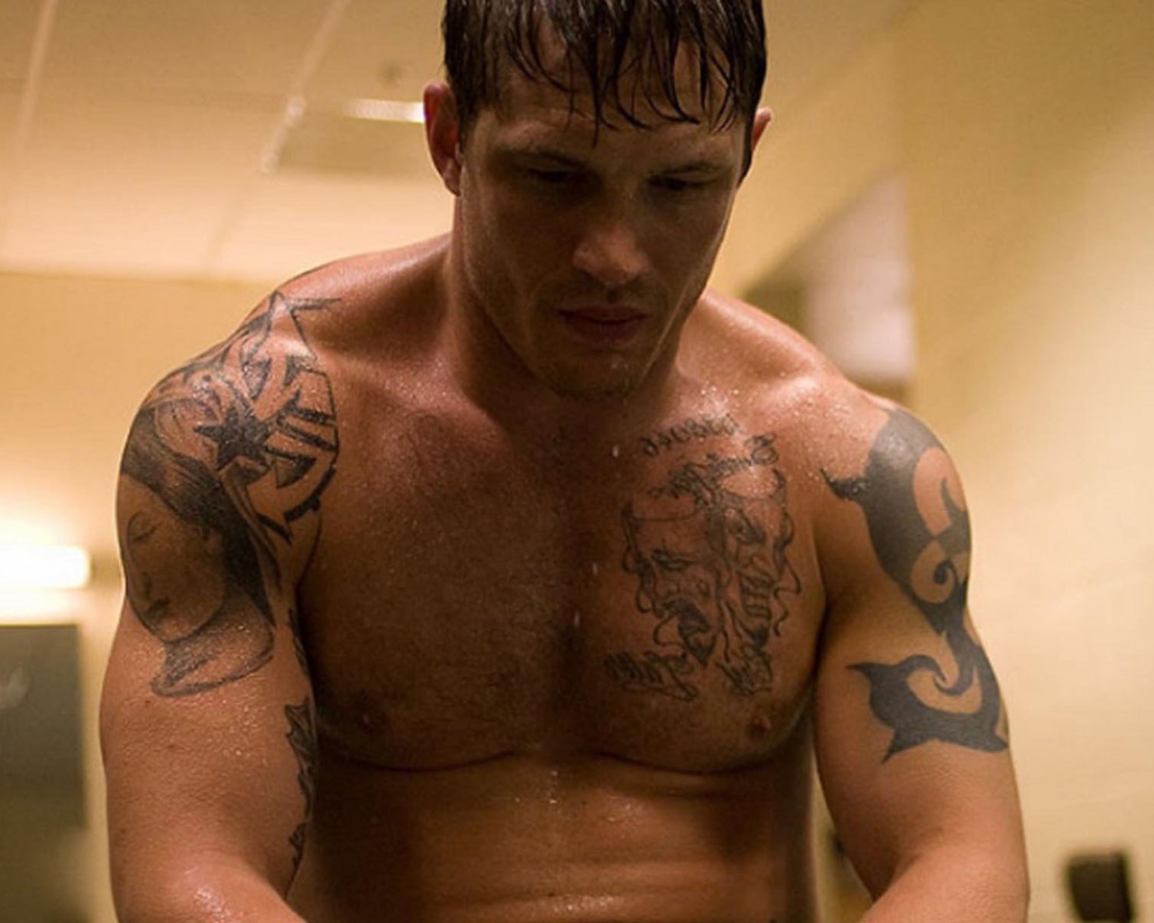 Боец с татуировками