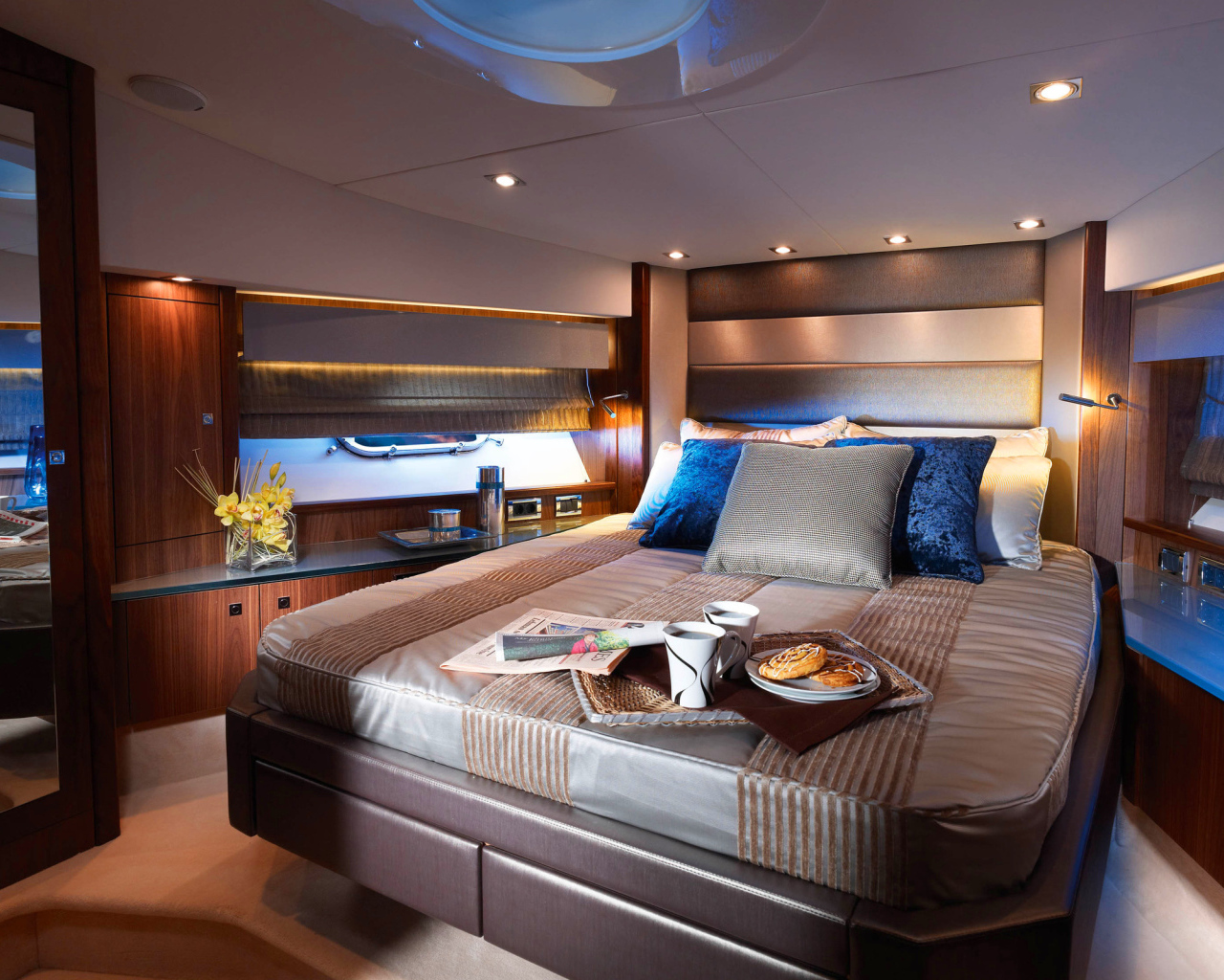 Просторная кровать в спальне