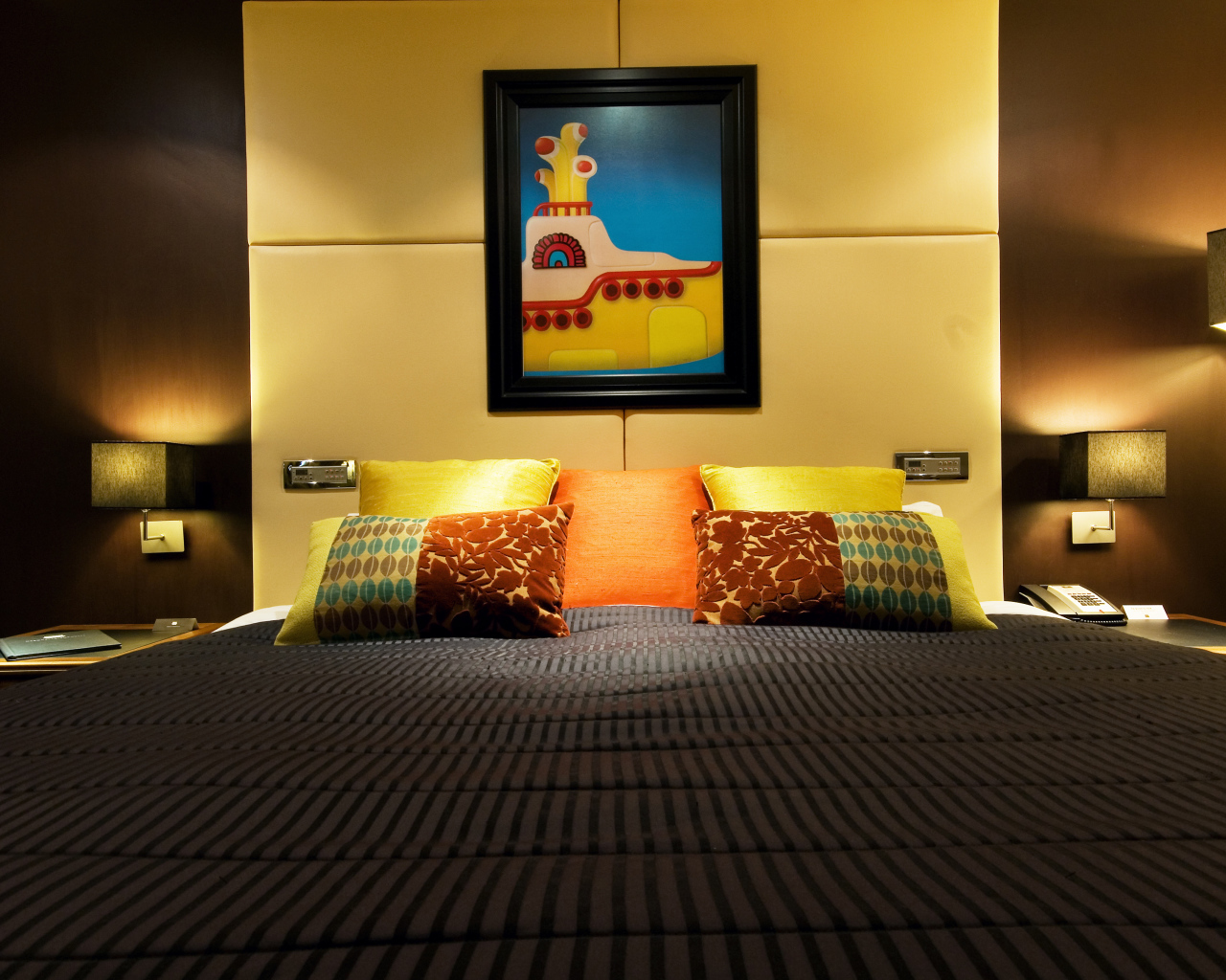 Просторная кровать в детской комнате