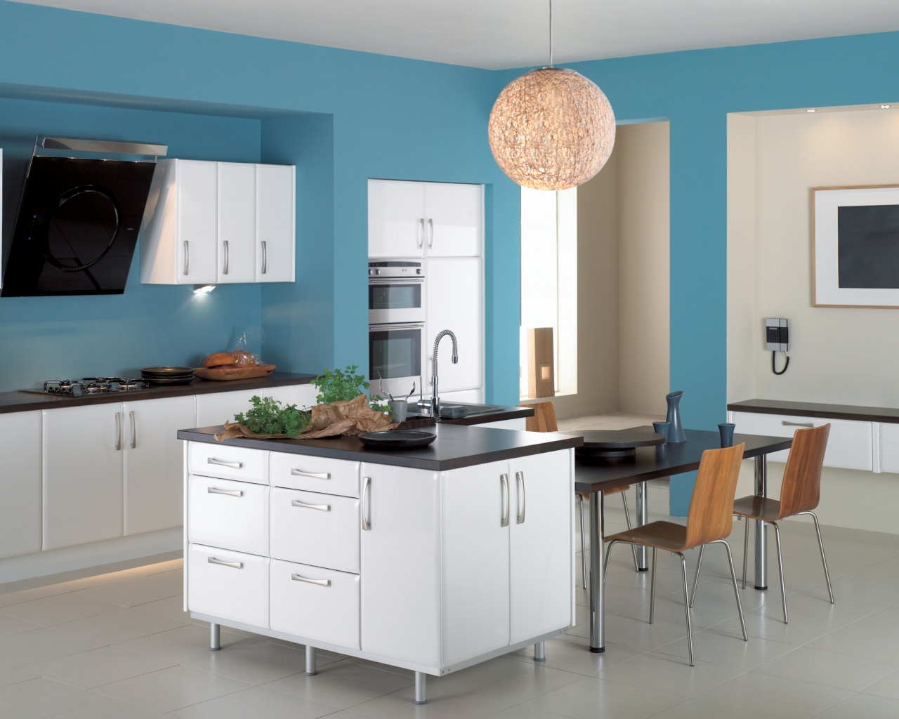 Просторная голубая кухня