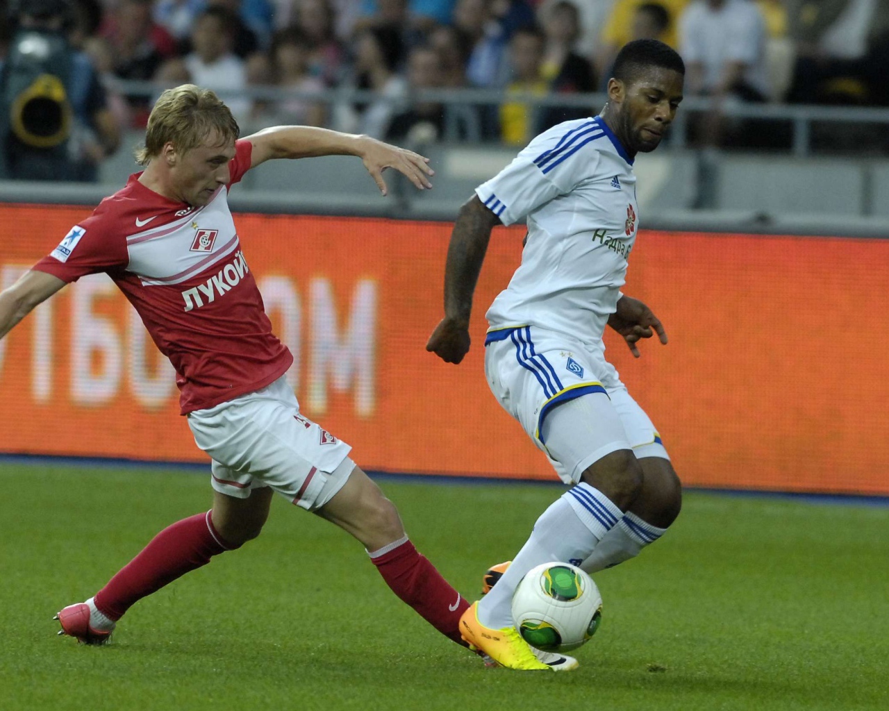 Защитник Спартака Евгений Макеев за работой