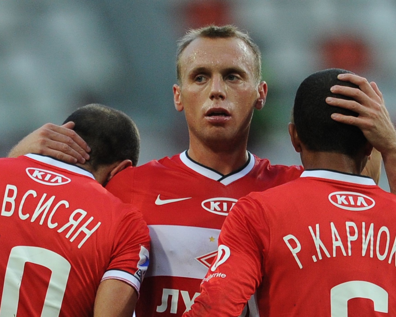 Денис Глушаков полузащитник Спартака с коллегами