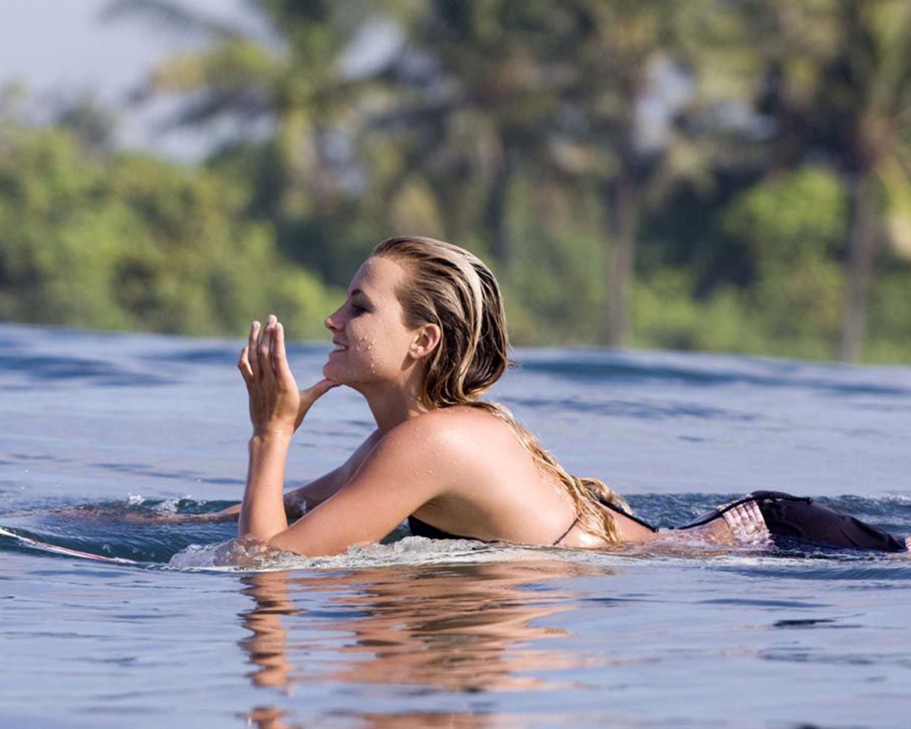 Спортивные блондинка в воде