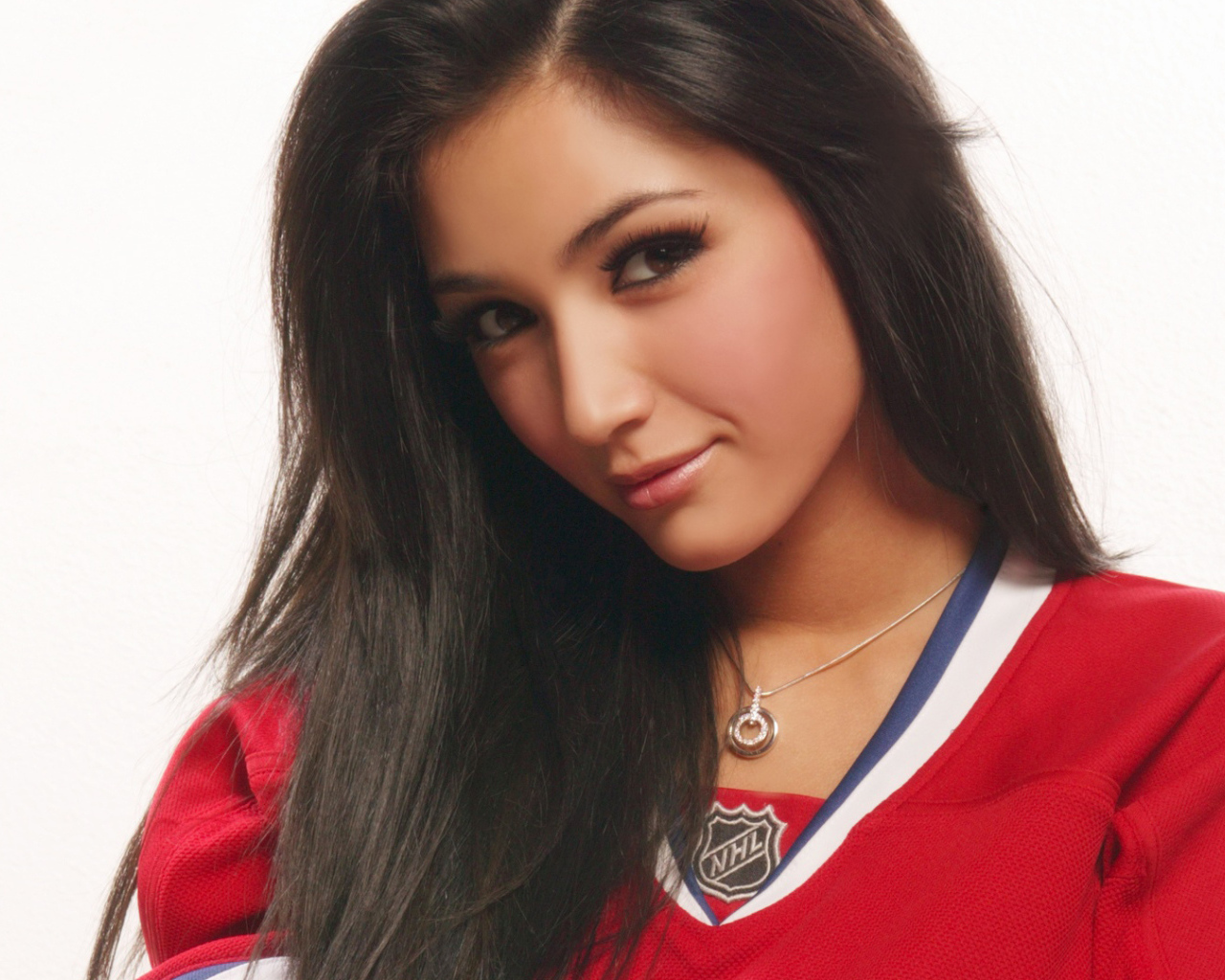 Спортивная девушка в красной футболке