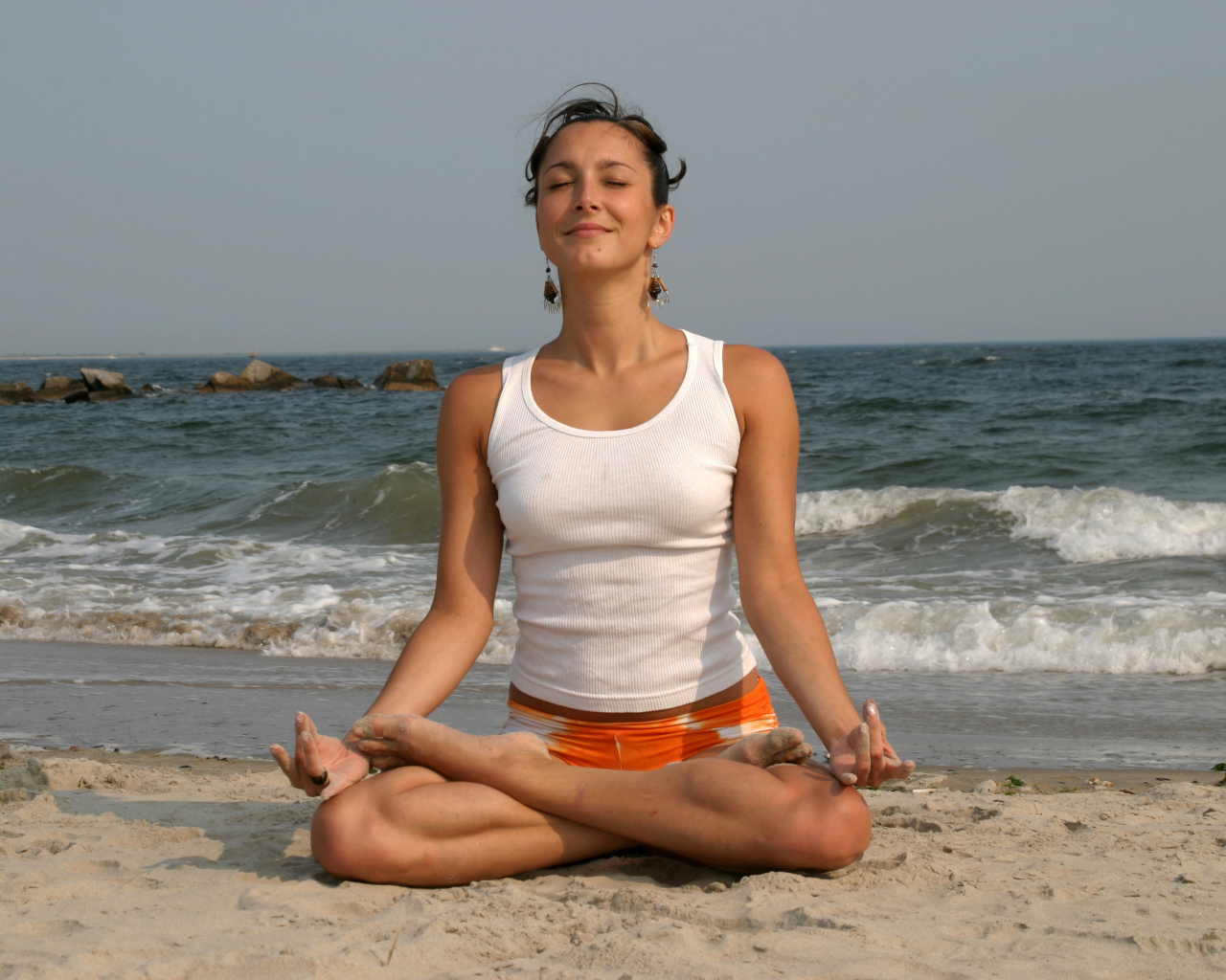 Спортивная девушка медитирует