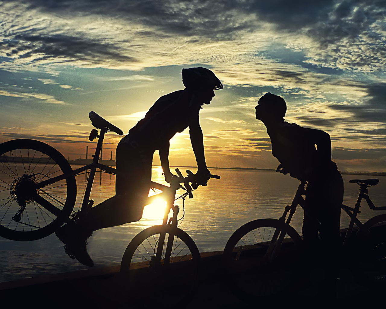 Спортивная девушка на велосипеде