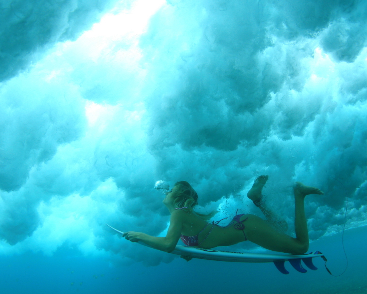 Спортивная девушка под водой