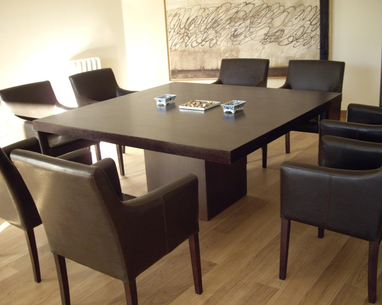 Квадратный стол в столовой