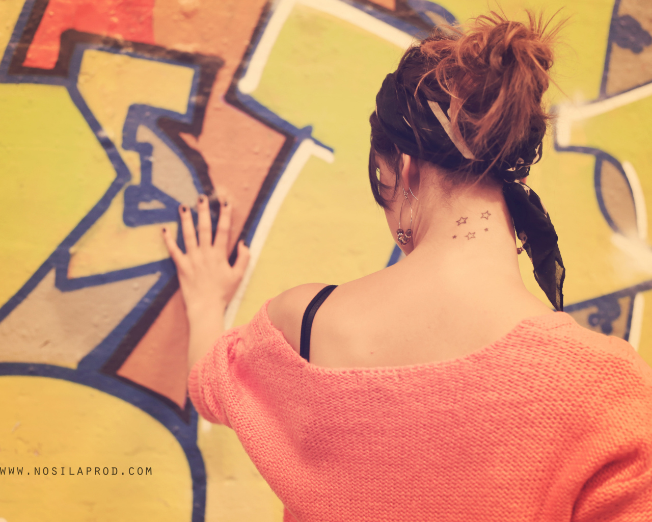 Звезды тату на шее