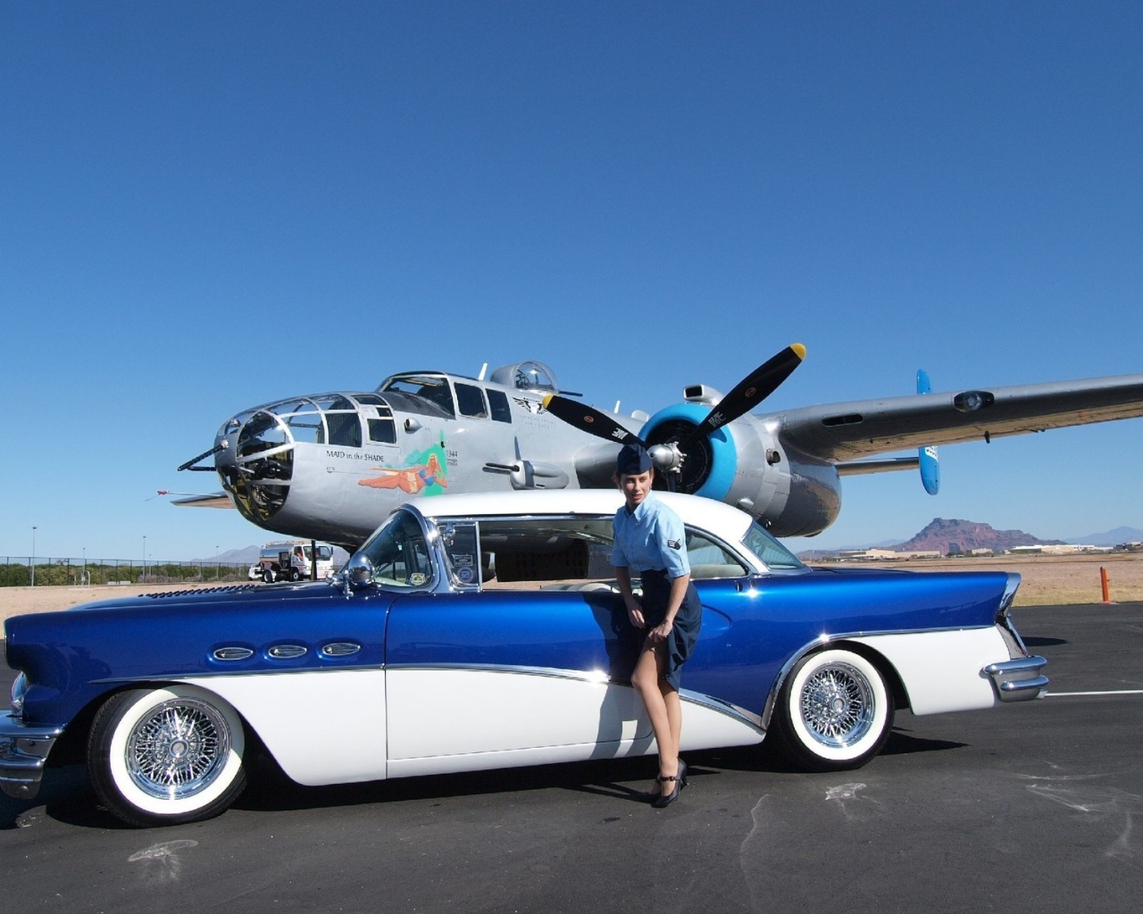 Стюардесса возле ретро автомобиля