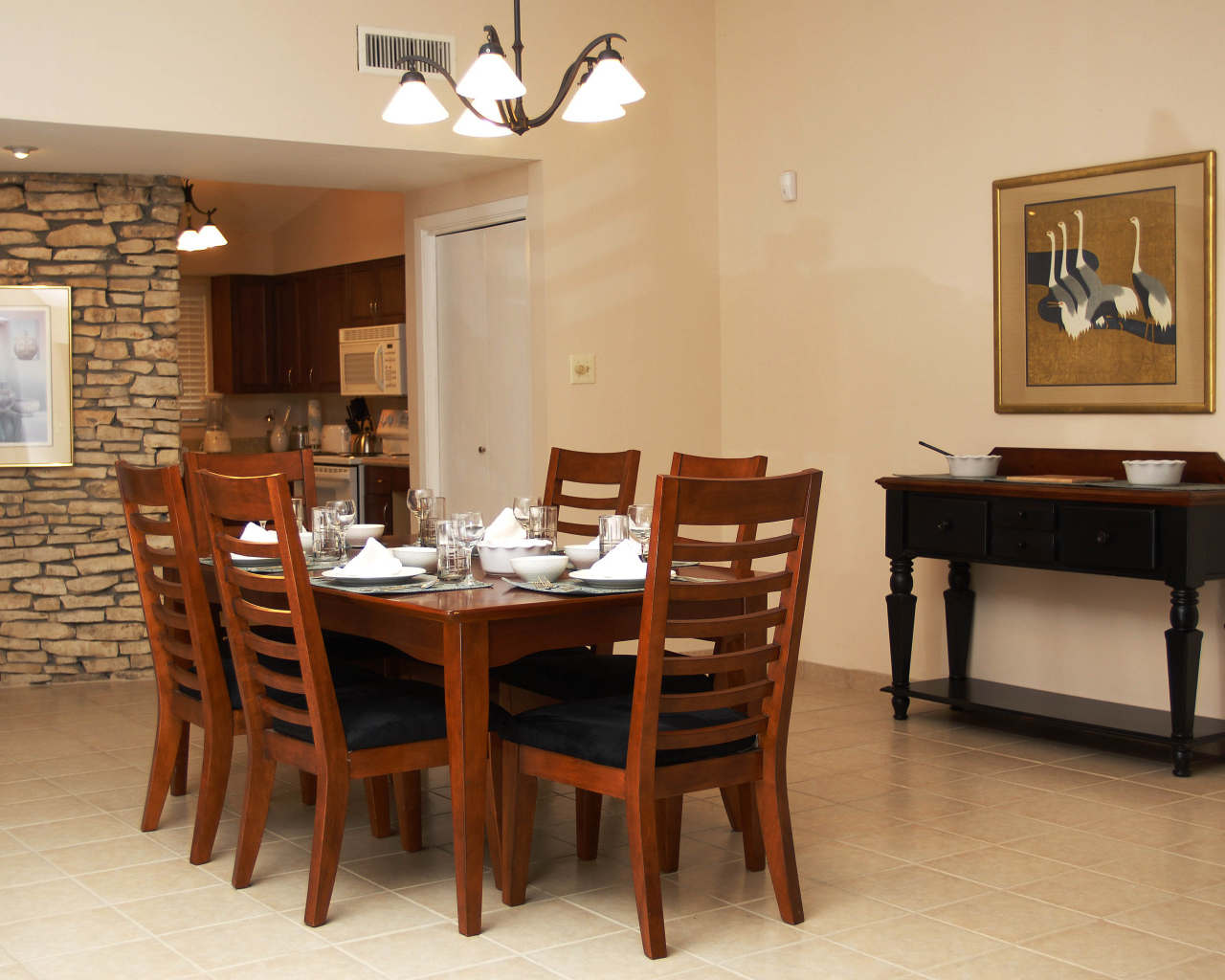 Каменная стена в столовой