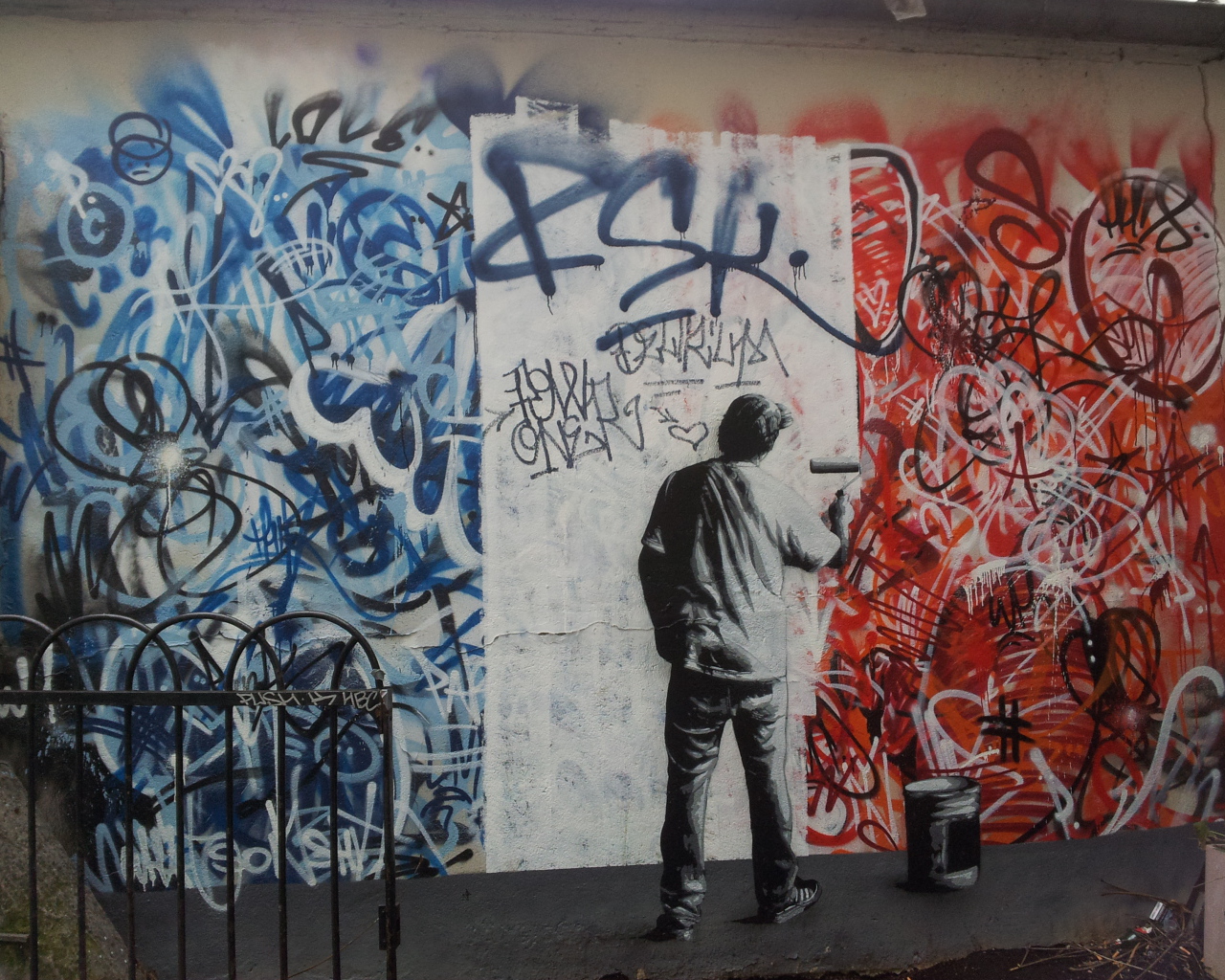 Уличный художник нарисован на стене