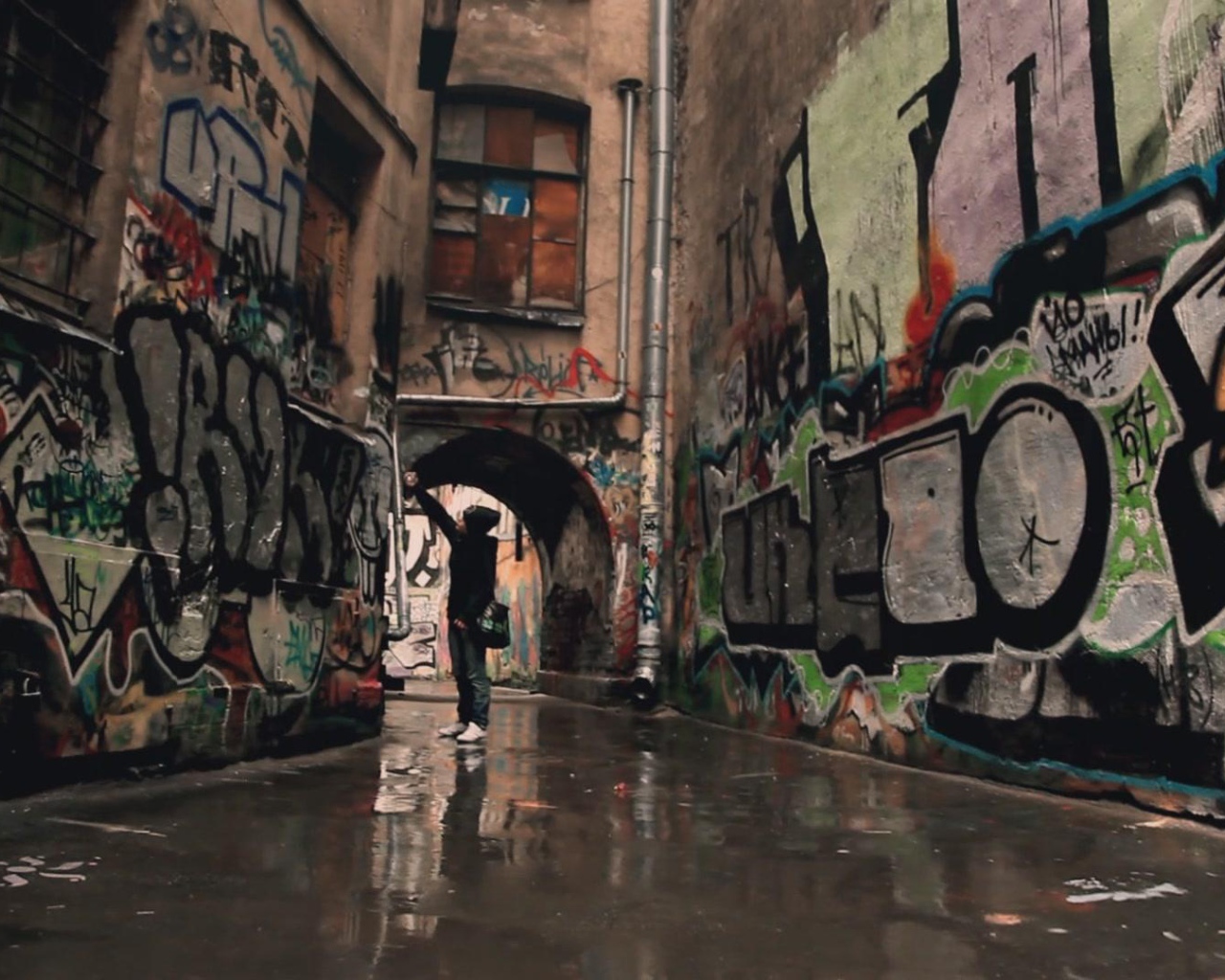 Улица с множеством граффити