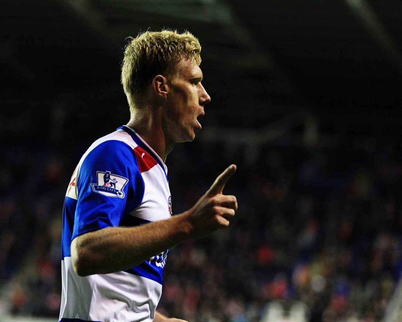 Павел Погребняк нападающий клуба Рединг на поле