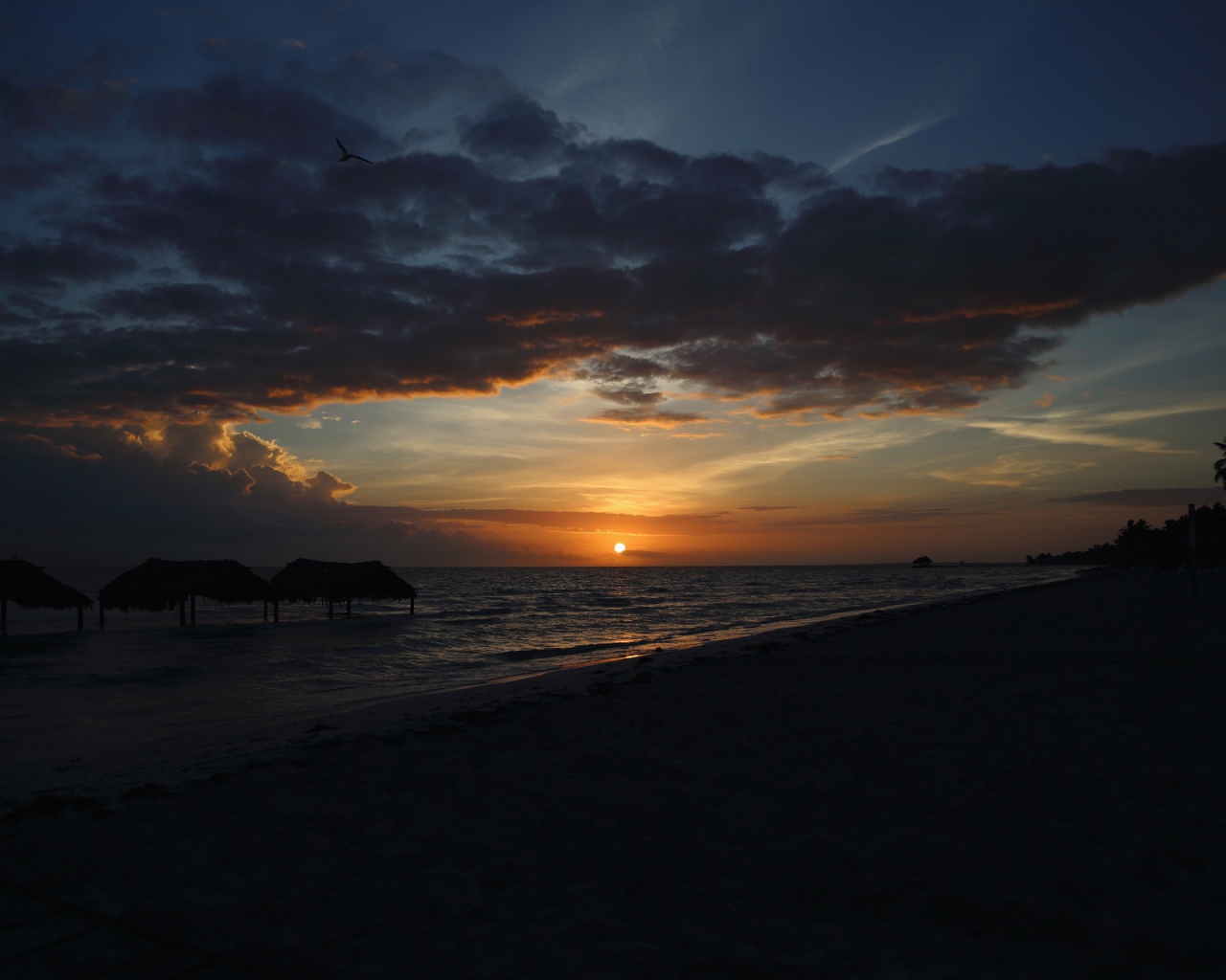 Закат на пляже на курорте Кайо Гильермо, Куба