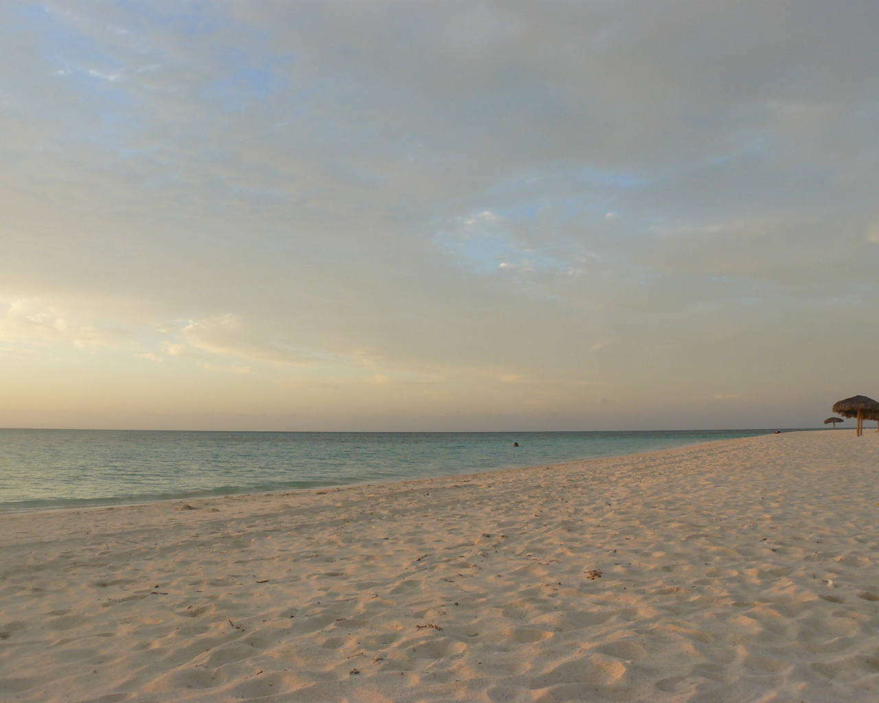 Закат на пляже на курорте Гуардалавака, Куба