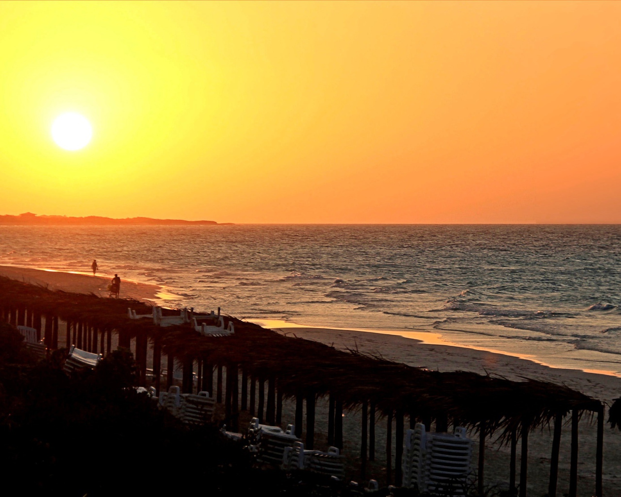 Закат над пляжем на курорте Кайо Санта Мария, Куба