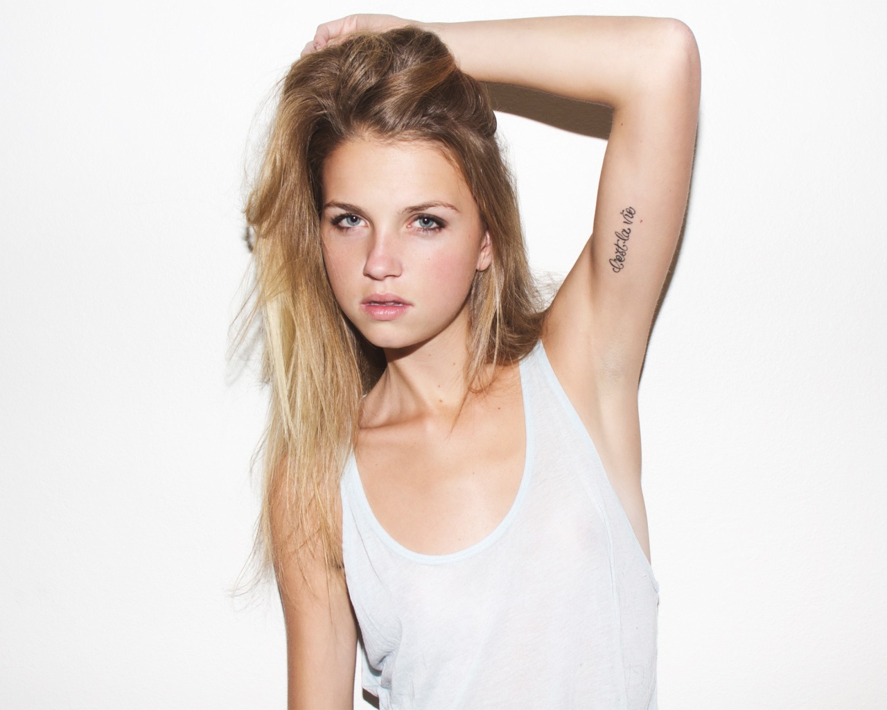 Татуировка у блондинки