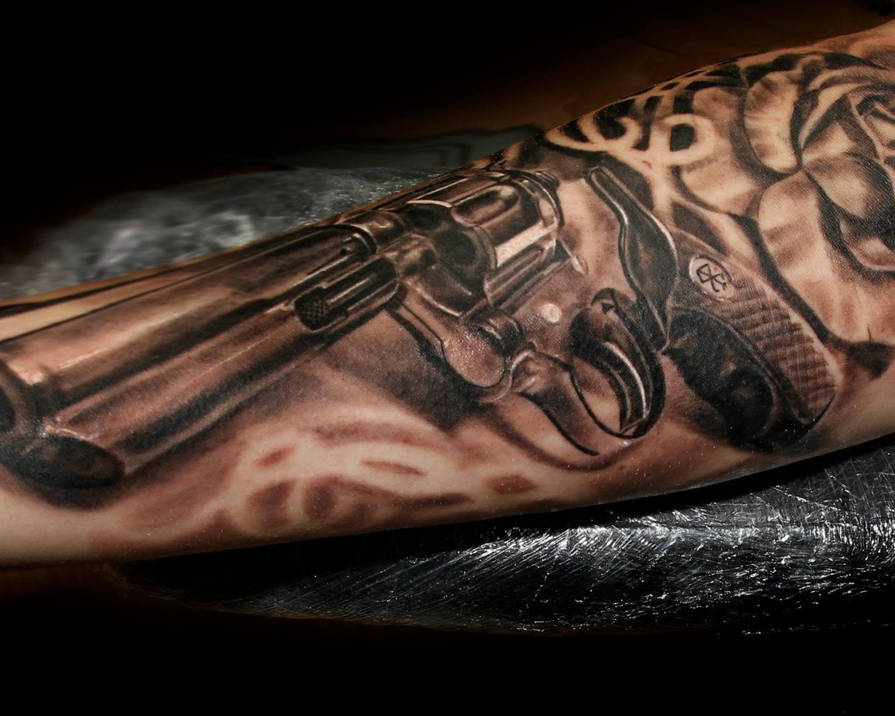 Татуировка в виде пистолета
