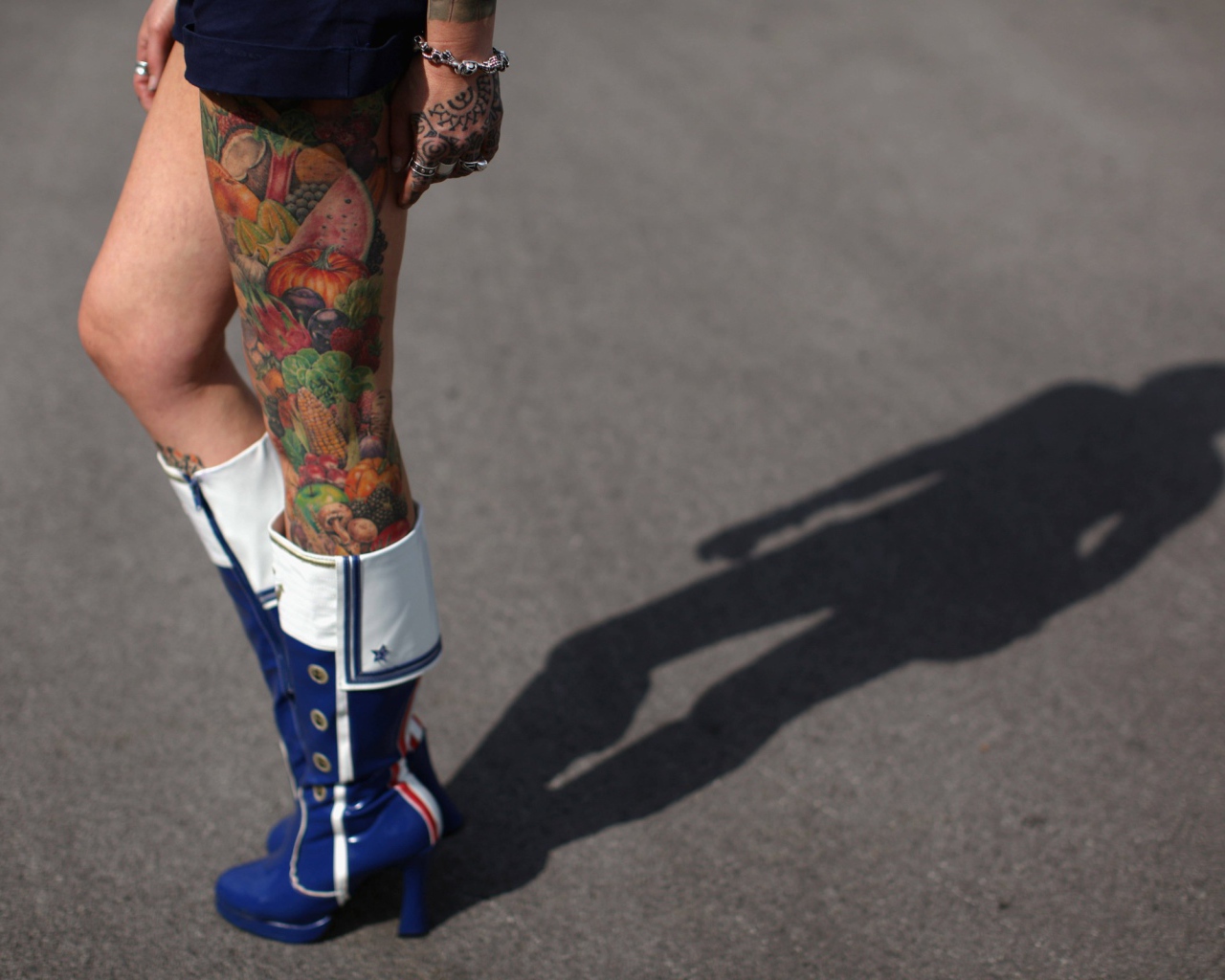 Татуировка на ноге у женщины