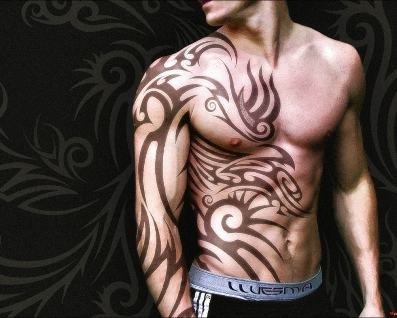 Тату узор на торсе