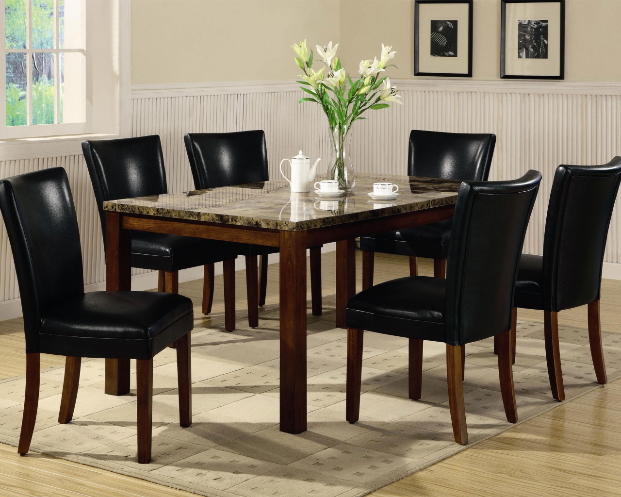 Чай на столе в столовой