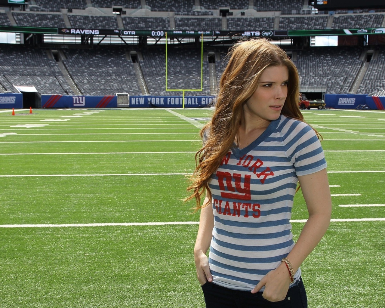 Блондинка на футбольном поле