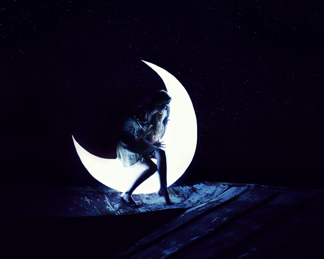 Фотография Девушка сидит на Луне