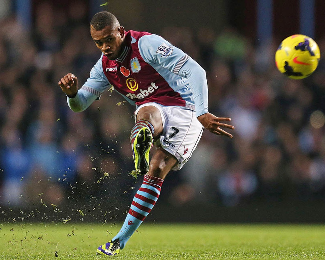 Известная футбольная команда Астон Вилла