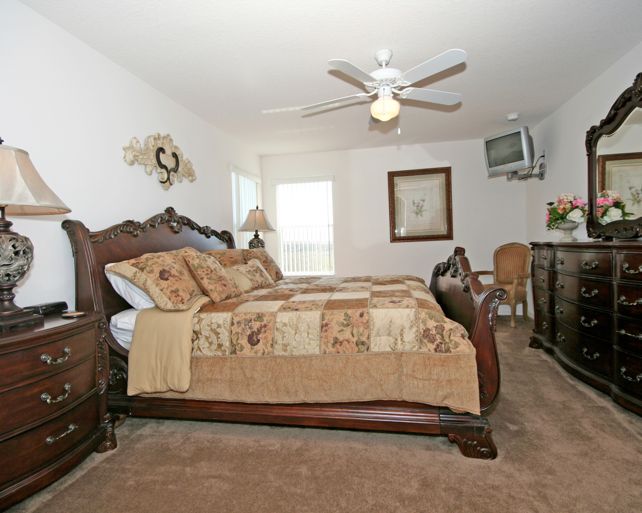 Вентилятор на потолке спальни