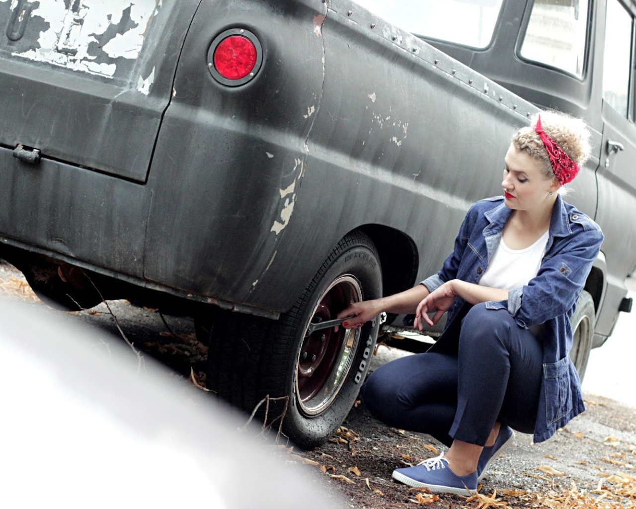Девушка чинит автомобиль
