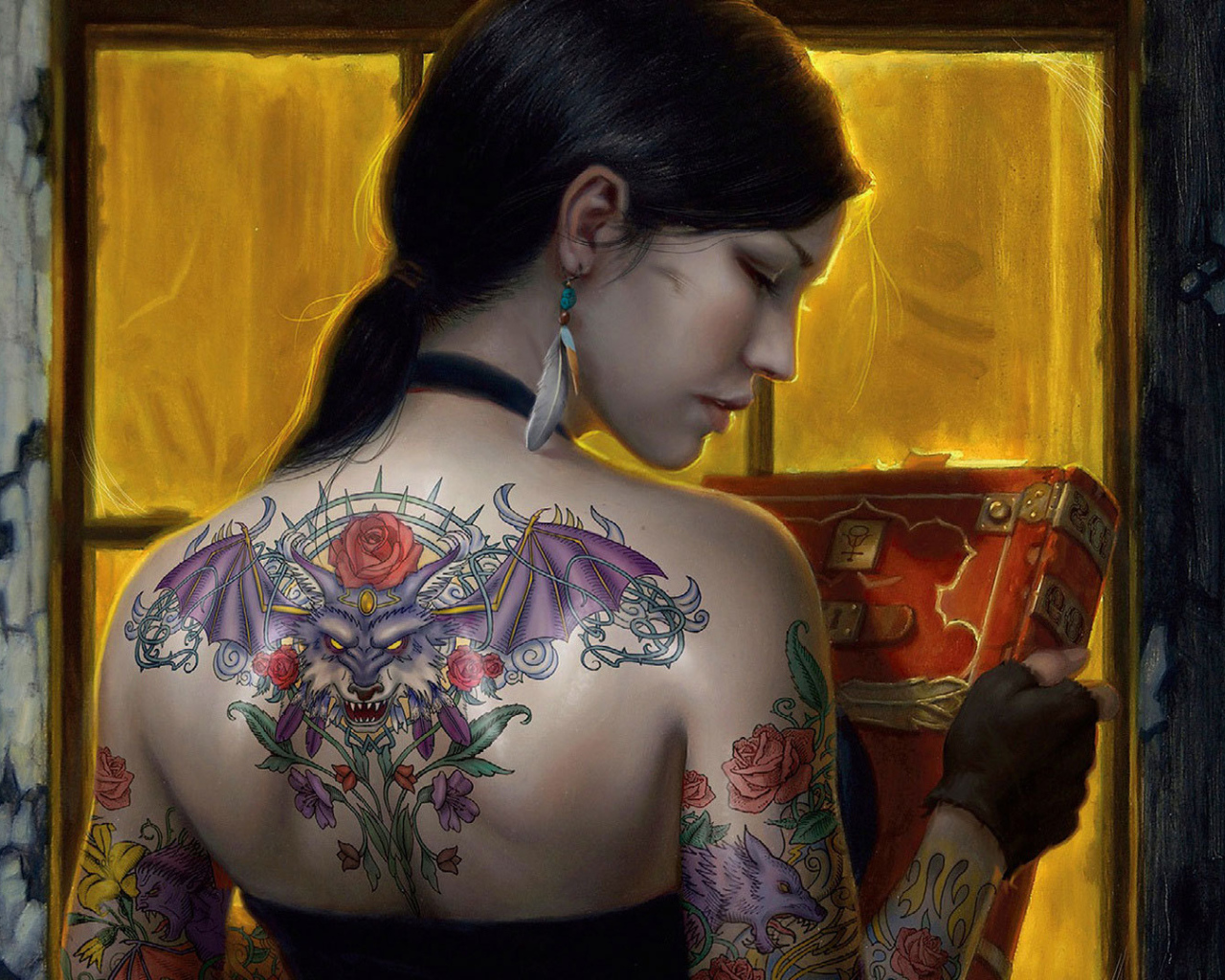 Девушка с татуировкой дракона на спине