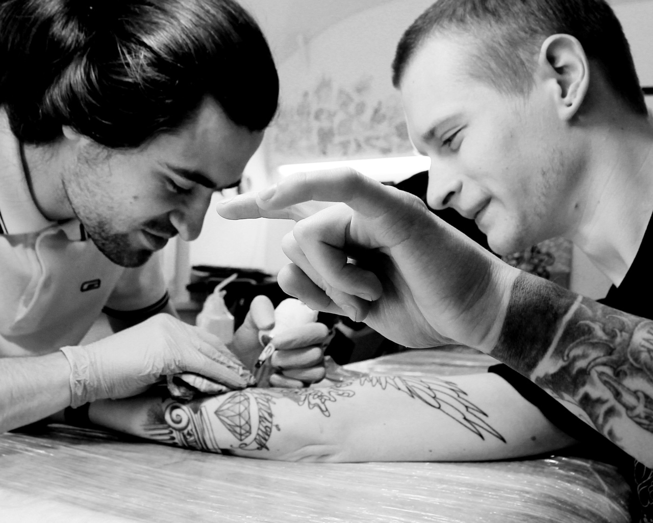 Парню делают тату