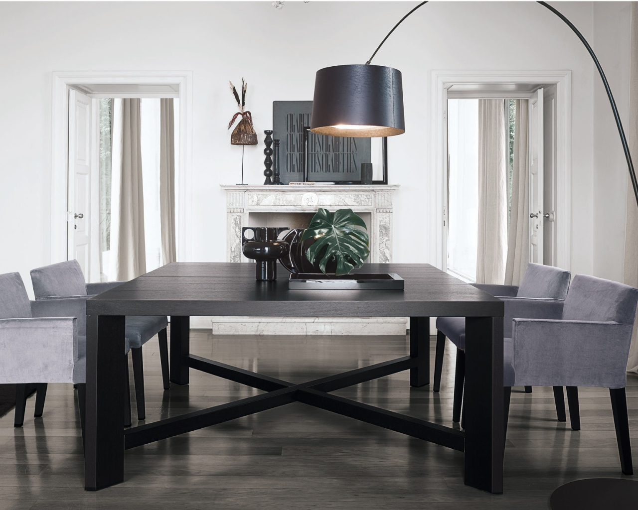 Светильник над столом в столовой