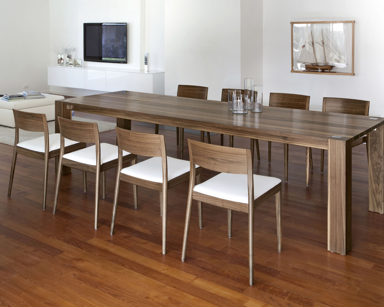 Длинный стол в столовой