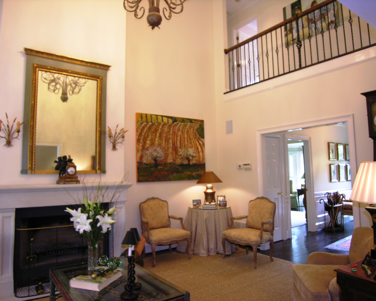 Зеркало над камином в гостиной