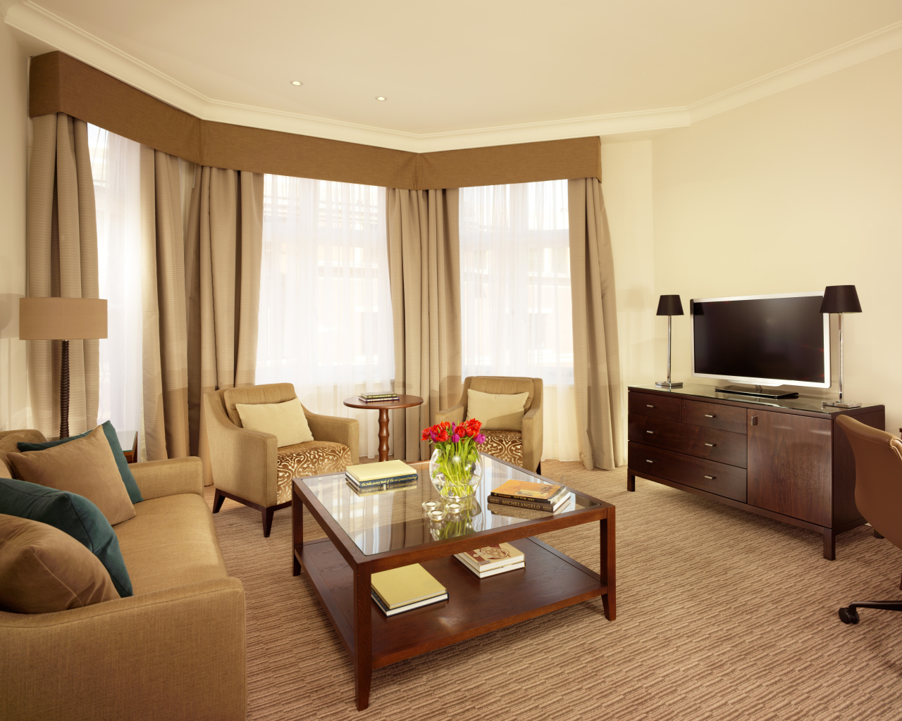 Овальная форма гостиной