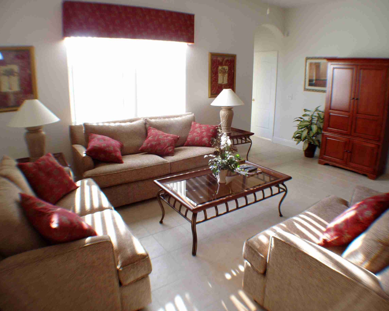 Красный цвет в оформлении гостиной