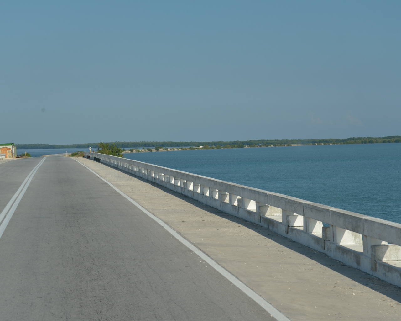 Дорога на побережье на курорте Кайо Санта Мария, Куба